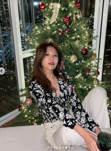 Singer and Actor Choi Sooyoung has attracted attention by releasing photos taken in front of The Christmas Tree.Choi Sooyoung posted several photos on his 25th day with his article It looks like a wine party, but the reality is that my mother takes pictures at home.In the photoChoi Soo Young poses in front of a Christmas tree decorated at home.It captivates the eyes with various charms such as wearing a fur hat and smiling brightly, holding a wine glass and making a fascinating expression.During the Gypcock Christmas, he reveals his brilliant beauty and exclaims his admiration.MeanwhileChoi Soo Young recently confirmed her new drama You Say Hope appearance.If you say Hope is a drama that tells the story of people who dream of a true well-dying.