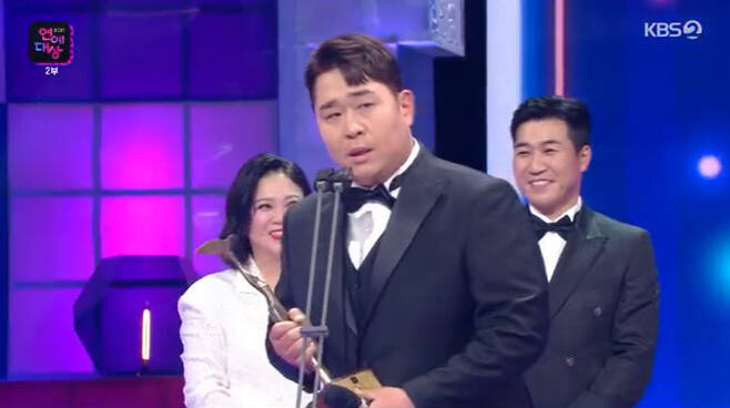 Seoul = = The comedian Mun Se-yun was named the Grand Prize Award of Honor at KBS Entertainment Grand Prize.Mun Se-yun received a Grand prize at 2021 KBS Entertainment Grand prize broadcasted on KBS 2TV on the afternoon of the 25th.Mun Se-yun is appearing on KBS The Last Godfather, 2 Days & 1 Night and Mr. Trot Magic Wanderer.Right after the awards, Me?I do not know what to say, this morning, when my babies came out, Santa Grandpa came and went, and I did not know Santa Grandpa would come to me, said Mun Se-yun, who had not been able to talk for a while.I told you a lot about the lack of mourning, but I live with so many incarnations that I do not have mourning, and if I always get tired and fall down, I could come to this place by holding my hand and dragging me, he said. I prayed yesterday, I thought I could do my best to bear the weight of this award. I will work hard and overcome it. He also said, I received my first prize after my debut here in A Year Ago in Winter. I met 2 Days & 1 Night and gave Choi Woo Awards. I was the first to receive it in front of many people. I want to tell those who did not get the message.In addition, he expressed his gratitude to the members of 2 Days & 1 Night and said, I can not do it together now, but I would like to thank (Kim) preference.Mun Se-yun also thanked his comedian seniors.I tell you, there is a moment I do not want to go back, and then my sister knocked a lot on my shoulder, and I want to thank my sister so much that she wants to go back once if she can go back, he said.I do not have it here, but I asked Shin Dong-yeop, what is the way to be loved for a long time as an entertainment. I told him that you are undervalued, and you have been strong. From then on, I can make the entertainment confident. I will be a senior who can find a warm word. The 2021 Artist of the Year award was awarded by five teams, including Kim Sook and Jun Hyun-moo (such as the boss ear is the donkey ear) Kim Jong-min and Mun Se-yun (such 2 Days & 1 Night) and the Park Joo-ho family (Superman is back).This years Award for Artistic Arts Awards naturally becomes a Grand Prize candidate, and among them, the candidate is a candidate.As a result, Mun Se-yun won the Grand Prize.The best program award selected by viewers went to 2 Days & 1 Night.I was lonely because I came up to A Year Ago in Winter alone, and I was happy to come up with the members who made it together. I was happy to come up with the viewers who voted one vote, and all the viewers who supported me, believed me and loved me, I was able to run hard.In addition, Bang PD said, Next year, there will be changes in 2 Days & 1 Night, but I will be 2 Days & 1 Night to do my best to make your Sunday enjoyable.Many cast members shared the joy of the Awards this year as well.Singer Jang Yun-jeong received the Best Awards in the Show and Variety category with two entertainment programs including I like singing and Hur Jae received the Best Awards in the reality category with The Last Godfather and one.Yeon Jung-hoon received 2 Days & 1 Night, Lee Seung-yoon received Winners & Losers for show and variety category WooAwards, Oh Yoon-ah as Present Store, and Jang Min-Ho received The Last Godfather for reality category WooAwards.Also, Solar (singer et al.2) Jang Doyeon (dog is excellent) Hong Hyun-hee (Lan Sun Marketer) won Best Entertainer Award in Show and Variety, Kim Byung-hyun (head ear is donkey ear) Sayuri (Superman is back) won Best Entertainer Award in Reality.In addition, the reality category newcomers won the Saving Men 2 Hong Sung-heonn family, and 2 Days & 1 Night Ravi won the Show and Variety Rookie of the Year.The Grand Prize nominees of the year, the awards of the year, each gave their witty awards.The bosss ear is donkey ear Kim Sook and Jun Hyun-moo each introduced themselves as KBSs daughter and KBS son.Kim Sook said, When I received the A Year Ago in Winter Grand Prize, I did not even remember what I said because it was an unthinkable award. I am grateful for the big prize of the years entertainment award.Jun Hyun-moo said, We are both Grand Prize candidates but there is no tension, and Kim Sook also said, I have empty my heart a lot, I have to be conscience in Winter.Kim Jong-min, who won the award for the years entertainment award with 2 Days & 1 Night, said, Thank you, 2 Days & 1 Night will be held for 15 years next year. I received the Grand Prize twice here. I appreciate it for raising the candidate and I think it is too much for my ability.Once I am so satisfied with the artistic impressions and I have a great sister, so I support my sister and I who did not receive it, he added.Mun Se-yun, who won the same award together, said, Thank you, its like a dream, I became a Grand prize candidate. Kim Sook said that she contacted me before One Week and congratulated me on being a Grand prize candidate. I did not know that they would perform together.In addition, the last awards, Superman is back, Park Joo-ho greeted the family on behalf of the family.I came up here in two years, and I was so nervous and I was alone in front of you, but I miss my children, he said. I am so grateful for your love and love for our children. I am so grateful to the camera director, writer, and PD who are trying to make our children come out beautiful.Grand prize_Mun Se-yun (2 Days & 1 Night et al.2)  Best Program Award by Viewer 2 Days & 1 Night 2021 Artist of the Year _Kim Sook and Jun Hyun-moo (Presidents ear is donkey ear) Kim Jong-min and Mun Se-yun (2 Days & 1 N N N N Park Joo-ho family (Superman is back)  Best Awards Show and Variety section_Jang Yun-Jeong (sing is good, et al)  Best Awards reality section_Hur Jae (The Last Godfather et al)  The Awards show and variety section_Yeon Jung-hoon (2 Days) & 1 Night) Lee Seung-yoon (Winners & Losers) WowAwards Reality Division_Oh Yoon-ah (Western Store) Jang Min-Ho (The Last Godfather) Best Entertainer Award Show and Variety Division_Solar (New Singers 2) Jang Doyeon (Dog is Excellent) Hong Hyun-hee (Dog) LANSON CENTER) Best Entertainer Award Reality Division Kim Byung-hyun (Boyhead Ears Donkey Ears) Sayuri (Superman Returns) Best Couple Award _Lee Hye-jae and Lee Hyun-joo (Live Year) Jang Won-young and Sung Hoon (Music Bank) Best Teamwork Award _ (Salimnam 2) Achievement Award _ Choi Soo-jong Ha Hee-ra (Salimnam2)  Producer Special Award  Kang Hyung-wook (the dog is excellent)  Popularity_Songgain (Mr. Trot National Game and Mr. Trot Magic Wandering Team)Best Challenge Award  Winners & Losers Team  Digital Content Award  Tomorrow by Together (Idol Human Theater)  Hot Issue Artistic Impression _ Lee Yeon-bok (Fairy Storang) and Chung Ho-young (Presidents Ear is Donkey)  DJ Award of the Year _Park Myeong-su (Park Myeong-sus radio show)  Radio DJ Award _ Yoon Jung-soo and Nam Chang-hee (Mr. Radio) Best Icon Award _Superman Children  Staff of the Year _ Editorial Director Kim So-hye (TV Technologies Bureau)  Broadcasting Writer Award  Noh Jin-young Writer (2 Days & 1 Night)  New Impression Show and Variety _Ravi (2 Days & 1 Night)  New Impression Reality Division _ Hong Sung-heon family (Salim Nam 2)