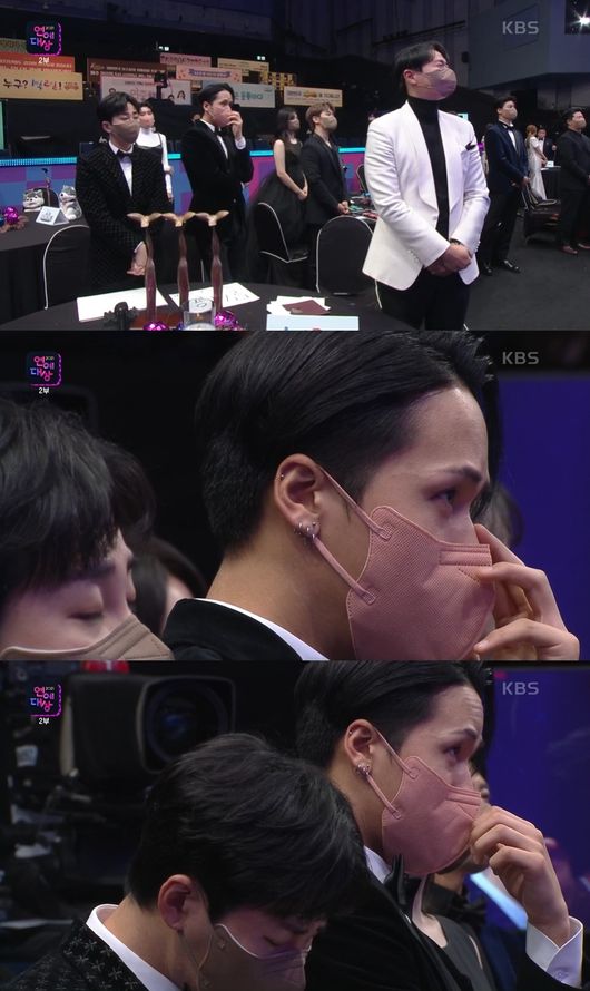 Mun Se-yun, the comedian who gave his first award of the first entertainment in his life, added gratitude to Kim Seon-ho, who got off at 1 night and 2 days.The moment Mun Se-yun mentioned Kim Seon-ho, Ravi and DinDin bowed their heads to add depth to the fondness.Mun Se-yun won the Grand Prize trophy at the 2021 KBS Entertainment Grand Prize held at KBS in Yeouido, Yeongdeungpo-gu, Seoul on the 25th.Mun Se-yun, who played in KBS2 1 night and 2 days, Godfather and Trot Magic Wanderer this year, won the award for the entertainment of the year, followed by the Grand Prize and won the honor of the first Grand Prize Awards of his life.Mun Se-yun said, I dont know what to say. Today is Christmas, and Santas grandfather came and went to the kids.I didnt know Santa would come to me, he said.Mun Se-yun said, I talk a lot around that I do not have mourning, but when I live, I live with so many inbok that I do not have mourning.So, if I always get tired and fall down, I always come to this place because I have always come to me like a benefactor and hold my hand and draw me. I wondered if I could work with the weight of my top, and I wished I hadnt been called in my dreams.I will work hard while overcoming the weight of the top. In particular, Mun Se-yun said, I received the first prize at the awards at the end of last year. I met a good team called 1 night and 2 days and received the best awards.I am not with you now, but I am grateful to my (Kim) preference, he said.The team became adept at Mun Se-yuns Kim Seon-ho reference, especially Ravi and DinDin, who were caught on camera, bowed their heads and beamed.It was a moment when the teamwork of those who have been together for two years was seen.On the other hand, in the 2021 KBS Entertainment Grand Prize, 1 night and 2 days won seven trophies including Grand Prize, Mun Se-yun, Best Program Award of the Year, Kim Jong-min, Moon Se-yu, Woo Awards (Yeon Jeong-hoon), Broadcasting Writer Award (No Jin-young), and Ravi. The presence of the entertainment program was shown.