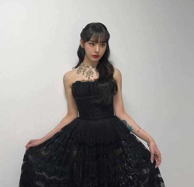 The choreographer no:ze showed off her dazzling beauty.No:ze posted a picture on his instagram on the 25th with an article entitled Merry Christmas.In the photo, no:ze poses in a black dress with a shoulder. No:ze boasts a doll-like visual, drawing attention.The netizens who responded to this responded such as Princess, I am so pretty that I fainted and Is not it a fairy?No:ze attended the 2021 KBS Entertainment Awards as a winner.Photono:ze Instagram