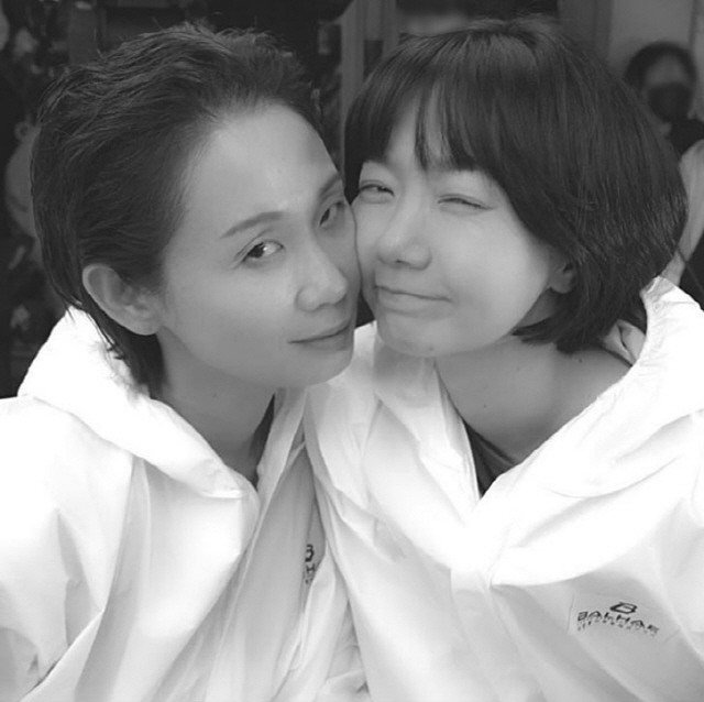 Actor Bae Doona directed a tenderness with Kim Sun-Young on the ball.Bae Doona posted a picture on her 27th day without any comment on her Instagram.Inside the photo is a picture of Bae Doona and Kim Sun-Young, who are taking pictures with a friendly pose; two people who are smiling lightly with their cheeks against each other.I felt a close relationship in the affectionate pose in the lovely appearance. The opposite charm of Bae Doona with a cute expression and Kim Sun-Young with a chic expression was perfectly harmonized.Especially, Bae Doona and Kim Sun-Young are proud of their brilliant aura even though they are black and white photographs.Meanwhile, Bae Doona and Kim Sun-Young are meeting with former World fans through the Netflix series Goyos Sea released on the 24th.Goyos Sea is a story about the Earth of 2075, which was devastated by depletion of essential resources, and elite members who left for a research base abandoned on the moon after receiving special duties. It was ranked fourth in the World Netflix TV show category 26 days ago.