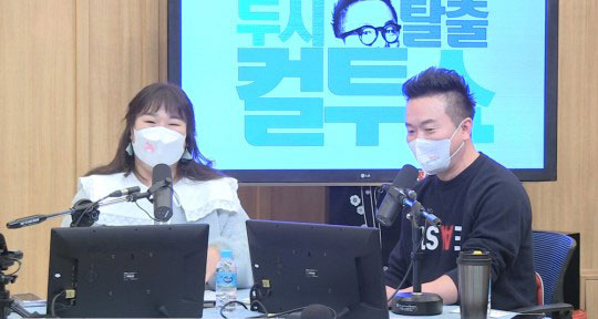 On the 27th, SBS Power FM Dooshi Escape TV Cultwo Show, Kim Min-kyong joined the special DJ.DJ Kim Tae-kyun said today is the last Monday of 2021 and told Kim Min-kyung, Kim Min-kyung is really consistent.I feel like Im on the spot. Kim Min-kyung said, Not really. But there is a weight change. Im a little lost, Kim Tae-kyun said.It seems that the lower tube is all in the mask, said Kim Min-kyungs appearance.However, Kim Min-kyung said, The mask is big.In addition, Kim Min-kyung looked back on the 2021 year that was going down and said, It was a lot of hard work because of Corona 19, but it was an opportunity to develop personally.It was a year of opportunity to take a step forward in 2021, and I was told that I had found a lot of health, lost some weight, and became pretty, and I made more money.So there is a personal desire to be the same this year in 2022. He said he hated exercise, but he found health while exercising and said that it was the best thing to enjoy exercise.One listener said, I just heard Kim Tae-kyuns story in Love FM Sisa Commando.I did not mean to announce this, but I personally wanted to contribute to my brother, but I am embarrassed to know it.Kim Tae-kyun said: Its my brother and MBC Comedian bond motive; since the days of Daehangno, Ive been busking long and had a lot of trouble.I was influenced by his gags and humor. Too bad. I mourn again for my brother, who is now a big star in the sky.I talked about my relationship with the deceased. He said, I am embarrassed to be articled. Meanwhile, Kim chul-min died at the age of 58 on the 16th while battling a lung cancer quartet after falling down with back pain in July 2019.