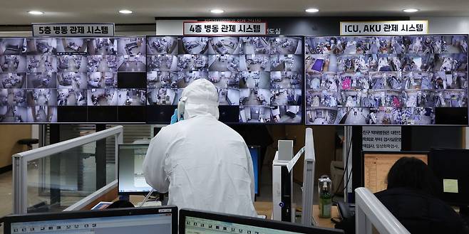 정부의 코로나 사태 대응 정책은 근거가 되는 법률 미비 때문에 코로나 사태가 끝난 후 소송 후폭풍에 시달릴 수 있다고 의료법 전문가들은 걱정한다. 사진은 지난 12월 7일 한 코로나 거점전담병원의 상황실./연합뉴스