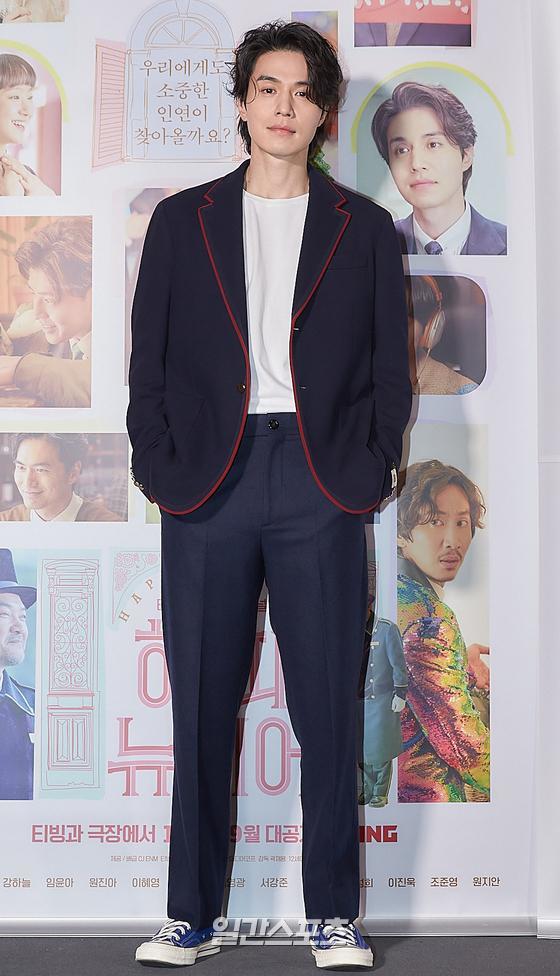 Actor Lee Dong-wook attended the premiere of the movie Happy New Year at CGV Ipark Mall in Yongsan-gu, Seoul on the afternoon of the 27th.