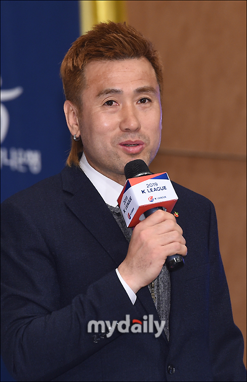 Former soccer national team Kim Byung-ji opened his mouth about the Falsify controversy of SBS Kick a goal where he is appearing as a coach.Kim Byung-ji was asked about Falsify by viewers on Kick a goal (hereinafter referred to as Golden Girl) on the 26th Love Live! broadcast.I am so sorry, he said. I saw Golden Woman as a sport containing entertainment.So theres 200 staff there, you know the process, the contents. I didnt talk. Because were sorry, butI thought that such a category could be fun by editing. I was aware of the Falsify of the production team of Golden Woman by broadcasting, but I did not open my mouth first.In the Goals broadcast on the 22nd, a big match between FC Gucheok and FC Wonder Woman was held.On the day, Kyonggi was fiercely changed to 3-0  3-2  4-3  6-3, and FC Guchuk Jangsin won the final victory.However, after the broadcast, there was suspicion that this Kyonggi was Falsify, mainly online community.Netizens analyzed Kim Byung-jis sitting position, the number of water bottles, and Re-Ment of the relay team, and claimed that the production team was Falsify in the order of the goal to edit the Kyonggi, which finished lightly from 5-0 to 6-3 in the second half.In particular, unlike the broadcast subtitle 4 to 3, the scoreboard caught on the screen added suspicion that the score of 4 to 0 was written.And the suspicions became true.The production team of the Golden Woman acknowledged that there was editing Falsify on the 24th, saying, The production team sincerely apologizes for the confusion of viewers by changing the order of editing during the broadcast process.Even if the results of the Kyonggi and the final score so far are not different from the contents of the broadcast, some of the edits were broadcast differently from the actual time order.It was the result of the complacency of our production team, and I realized that the authenticity of sports is much more important than pursuing entertainment fun. It was not the end of an apology. Some viewers filed complaints through the Korea Communications Commission and others, and voices demanded the abolition of the program.The anger grew even more as it was revealed that former announcer Bae Seong-jae, who was criticized for acquiescing Falsify, was another victim of the Falsify incident.Bae Seong-jae, on Monday, said on Twitch and Instagram Love Live! broadcast: Ill tell you what it is.I saw a post in the morning of this morning that I was not Falsify in Community. I had not seen the broadcast. I was different from the memory Score, and I had my voice in it, and I knew that the main broadcast was very wrong at dawn and I contacted the crew.It is true that the team edits the order of the goal, as the crew acknowledged in the morning. Of course, the production team should apologize. The problem is that I and (Lee) Su-geun were talking about the score, so many people said, What happened to this?My voice went in, and thats what I recorded. Its called post-recording. Additional recordings are not about holding each other.The writer or the youngest PD comes and asks us to read something like a note, and we do not know whether it is used for notice, whether it is used for main broadcast, or when it is Kyonggi.I could not imagine that it would be used for editing Falsify or flow Falsify. Bae Seong-jae also recalled the situation of Kyonggi at the time.The early score of the Kyonggi I remember was 4-0, he said. Then it was not 4-3.But there are four to three I re-Ment, and it was actually edited like four to three.I remember that it was 5 to 3 and then 6 to 3 and Kyonggi was over. I read that I recorded the Re-Ment, but I did not think it was used for it, so I read it without going through the brain.It is so shocking that this happened in my life. I do not have this idea to blame anyone, and I can not say anything. During the broadcast, Bae Seong-jae also showed tears.