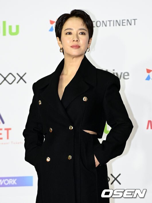 There was a reason for the change in Hair style of Actor Song Ji-hyo.On the SBS entertainment program Running Man, which was broadcast on the afternoon of the 26th, the members watched the New Years fortunes ahead of the year of 2022.I had a hard time and adversity last year and this year, said Song Ji-hyo, who faced the most powerful man.Song Ji-hyo, who showed a different appearance as an actor with the movie Invader and the drama Come to the Witchs Restaurant, but he seems to have had his own troubles.Its been hard these days, he said, agreeing with the introvert.Thats why I cut my head (Karak) because I wanted to make a difference, he explained.Although it may have many meanings in the word change, you can get a glimpse of Song Ji-hyos mind that wants to change from the existing state to another shape.Hair style change, which is difficult to challenge as a woman, shows the will of Song Ji-hyo who was so desperate.The introvert predicted that Song Ji-hyo would be given a new casting transport in 2022: A change comes in the year of his appointment in 2022.In the new year, movies and drama castings of foreign companies come in. They are recognized and applauded by people. As for Song Ji-hyos Loveun, Members should help. Ji-hyo has no eye on men. He can be beaten by bad guys.Song Ji-hyo gives everything once you like it, and the more youre like this, the more youre distracted by a man. All the members nodded, Yes.Song Ji-hyo has recently been at the center of the issue due to the so-called Short Cuts controversy.Song Ji-hyos Short Cuts and Style, which appeared on Running Man broadcast on the 28th of last month, attracted fans opposition.Some fans have also publicly urged Song Ji-hyos co-ordination, Hair and make-up improvements.It could have been a bit of a puzzle for Song Ji-hyo, who always left him to styling.But on the contrary, this is also a hot and careful affection for the fans Song Ji-hyo.Since then, Song Ji-hyo has shown off his good looks (good looks) at the 2021 AAA awards ceremony, and the controversy over Hairstyle has been somewhat diminished.Song Ji-hyo, who cut his head and planted it, is expected to be 2022.Running Man broadcast captures, DB