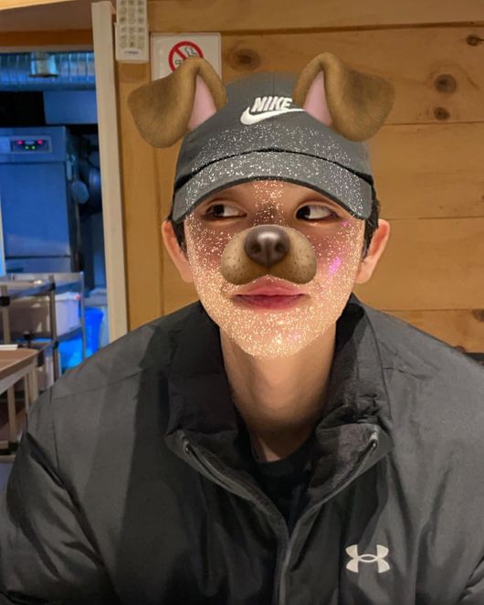 Rapper MC Gree shows off her warm-hearted boyfriendMC Gree posted a photo on his SNS on the 27th, saying .In the photo, MC Gree is taking pictures waiting for food at a restaurant, complete with an all-black styling with a black hat and padding.MC Gree transformed into a puppy using camera applications; MC Gree caught the eye with a cute, warm atmosphere and charm.Meanwhile, MC Gree is appearing on YouTube Study King Steam Genius.