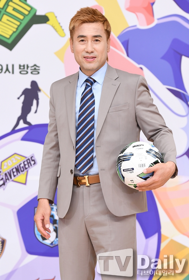 Kim Byung-ji, a national soccer player, opened his mouth about Kick a goal broadcast Falsify.However, viewers are fueling controversy by giving a clumsy explanation that does not properly identify the cause of anger.On the 22nd, SBS entertainment Kick a goal (hereinafter referred to as Golden Girl) was caught up in the Falsify controversy shortly after the broadcast ended.The netizens found that the flow of editing was unnatural based on the change of the scoreboard, the position of the Re-Ment and the director of the relay, and this suspicion spread quickly online.On the 24th, SBS quickly confessed that it was Falsify in the order of Kyonggi.The Kyonggi results and the final score are not much different from the broadcast, but it was explained that in some rounds, the score order was reversed for entertaining fun of the game.On the 22nd broadcast, FC Guchuk Jangsin won 5-0 in the first half against FC Wonder Woman and the final score ended 6-3, but after editing, FCWonder Woman scored in 3-0 situations and scored 3-2 and again, and he wrote a scenario that he faced it 4-3.Golden Woman has grown rapidly with the great love of the public based on the brilliant sports spirit of the cast.Women who are sincere in soccer have devoted their whole heart to soccer and devoted themselves to practice, and the directors who played both sides of the game to improve their Kyonggi ability have been impressed and fun.Because of this, viewers were angry at the explanation of the production team. The criticism of the crews complacent behavior, which directly undermined the sincerity of the performers of Golden Women.The arrow of criticism went to Bae Seong-jae Lee Soo-geun, who relayed Kyonggi, and even to each team manager.Bae Seong-jae said on the 24th that he did not know the fact of broadcasting Falsify in advance through live broadcast on the Internet.I did a posthumous recording of the form of reading and reading only the Re-Ment that the production team wrote down during the filming, but I did not know that the Re-Ment would be used for Falsify, he said, adding, It was my painful mistake to read mechanically without going through the brain (Re-Ment).Kim Byung-ji also went on to explain.Kim Byung-ji said on the 26th, I am really sorry, he said. I saw Golden Girl as a sport containing entertainment.I am sorry, but I thought that such a category could be fun by editing. He said the final result was not Falsify, I thought the best result was an edit made by PD and staff.I do not make it something that is not there. I apologize for editing. However, viewers reacted coldly to Kim Byung-jis reaction, which is quite different from the mood of regret for Bae Seong-jae, who complained of wrongdoing with tears.The fact that Kim Byung-ji, a national soccer player and legend, who is considered to be the leading player in the 2002 World Cup, defended the production team until he made a statement that undermined the sports spirit was rather counterproductive.The beginning of Goal Women was obviously a common sports entertainment, but as the heart of the cast for soccer has accumulated, everyone has prepared Kyonggi with the determination and attitude that is as good as a professional player.Kim Byung-ji is the person who has been sweating together with the serious attitude of such a cast.Nevertheless, this unfortunate explanation he presented is to make Golden Woman a common entertainment again, to pour oil into the anger of viewers, and to further the trust that the cast has accumulated.