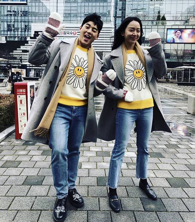 On the 27th, Kwon Hyuk-soo posted a picture on his instagram with an article entitled I have loved you so much. I honestly seemed to have been there. # SNLKOREA Season 2 # Coupang Play # Shin Hye-sun # Couple Look.The photo shows Kwon Hyuk-soo and Shin Hye-sun dressed in the same clothes from head to toe, and the two people who resemble each other, even when they raise their gloved hands and greet them, laugh.On the other hand, Kwon Hyuk-soo is appearing on SNL Korea. Shin Hye-sun appeared as a host once in SNL Korea Season 2 broadcast on the 25th.