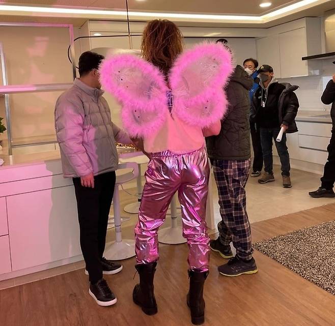 On the 28th, Cha In-pyo wrote on his instagram, Meet me at SNL Korea in Coupang Play on January 1st ~ SNL Korea. See you on Jan 1st.Coupang play and posted three photos.Especially in the second and third photos, Cha In-pyo showed a reggae hairstyle, pink fairy wings and pants fashion, unlike the first photo of wearing a suit and taking a pose.In addition, Cha In-pyo is taking a pose with a slight bend on one leg in the third photo, raising expectations for what he will show in the future as the SNL Korea season 2 host.Meanwhile, Cha In-pyo has appeared in many works such as Laurel Suits Gentlemen, which was Ended in 2017, and is currently meeting with viewers through Sigor Kyung Yang Sik.