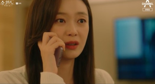 Jeon So-min was hit by a headwind while attempting to drive the relationship between Song Yoon-ah and Kim Seung-soo to Affair.Also, Jeon So-min visited Kim Seung-soo and decorated the end of the broadcast and made Gozo curious.In Channel As The House of Queen Showwindo broadcast on the 27th, the conflict between Han Sun-joo (Song Yoon-ah), Lee Sung-jae and Yoon Mi-ra (Jeon So-min) attracted attention.On the show, Han Sun-joo (Song Yoon-ah) was shown suspected of stabbing her husbands inner daughter, Yoon Mi-ra (Jeon So-min).I didnt, the detective said, but I did. Han said, This is my kitchen knife. Its not natural that my fingerprints are on it.In the meantime, Han Sun-joo, Shin Myung-seop, and Yoon Mi-ra were shown different ways in the conflict.On the news that Han Sun-joos father died on the day, Han Sun-joo became the acting chairman and checked the runaway of Shin Myung-seop, president.Han Seon-ju, who noticed that the evidence to put Shin Myung-seop into the corner in the USB handed by Yoon Mi-ra, was missing.Yoon Mi-ra suggested that he would divorce if he handed over Shin Myung-seops data, but Yoon Mi-ra eventually handed over the evidence to Shin Myung-seop.Han Sun-joo said, I came to get the real data. You know that the data you handed over is useless. Yoon Mi-ra said, I did my best to find it.I kept my promise anyway.Its your turn to keep it. Divorce Shin Myung-seop.Han Sun-joo was angry at Yoon Mi-ras shameless behavior, saying, I am not even lying to the end because I have hurt my brother without guilt.Yoon Mi-ra also expressed his hatred for Han Sun-ju, saying, Then my baby is guilty and I can not see the light of the world and die. I still dream of a baby at night.But your actions cannot be justified, Han said. I blame your mislove.You are Shin Myung-seop and Yun Mi-ra, and you will pay for it in any way, Yoon Mi-ra warned.I thought the game would end so easily, he declared.Yoon Mi-ra went to the station PD with a photo of the two people together, claiming that Han Sun-joo and his best friend Younghoon were in an Affair relationship.Yoon Mi-ra said, I want to strip the pretending to be a role model of all women who pretend to be a perfect couple.Instead, Han Seon-ju revealed a fake image of Shin Myung-seop and a happy family, and Shin Myung-seop appeared as a lover without another.Yoon Mi-ra, who was hurt more by watching the broadcast, expressed his regret for Shin Myung-seop, saying, I think I will pretend to be a little less happy.In the meantime, news that the president had fallen due to a stroke led to Han Sun-joos embattlement. Shin Myung-seop said, Go home.Ill sit down. I didnt hide my ambition.In the meantime, Yoon Mi-ra is going to visit Younghoon, a long-time friend of Han Sun-joo, and he wondered who the real crime of Yun Mi-ras case would be.