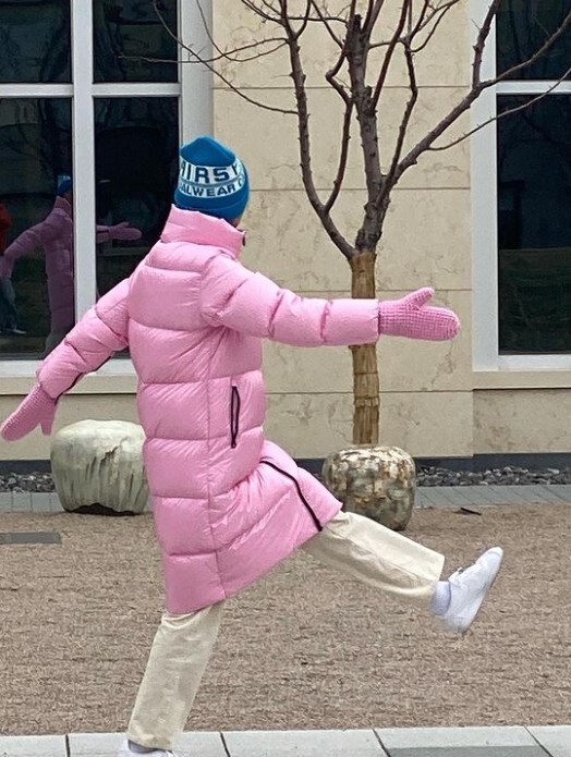 Kim Na-young has reported on the latest.On the afternoon of the 28th, Kim Na-young posted a picture on his instagram with the phrase Hanpa is pink.Kim Na-young in the photo is wearing a pink long padding and a blue beanie hat.Fans responded in various ways, such as It is so beautiful, It is a color that is good, Pink is love and so on.On the other hand, Kim Na-young recently appeared in JTBC entertainment Brave Solo Parenting - I raise it and released daily life with two sons.Recently, he has been congratulated and supported by many people by revealing that he is in love with singer-songwriter MY Q.