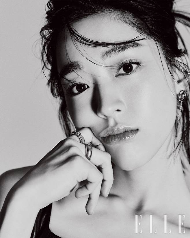 An interview with a picture of Monster rookie Choi Sung-eun, who is making a unique filmography with a solid acting ability, was released in the January issue of fashion magazine Elle.Choi Sung-eun in the public picture emanated a dreamy atmosphere with a brilliant visual and deeper eye in a black and white tone close-up cut.In the cut that gazes at the camera as if it is indifferent, it attracted the viewers by creating a unique and unique atmosphere of Choi Sung-eun in the natural mood.In the cut that matches the black jacket and the pleats skirt, it perfectly digests the colorful styling as well as captivating the attention with intense eyes.In an interview with the pictorial, Choi Sung-eun asked what he wanted to jump to a level as an actor, saying, I hope you have the courage to throw yourself on the film.I am still a person who can make a corner that I believe and go to the filming site to make it easy to act. The more I act, the more confident I need the courage to forget it.  When I am completely immersed in the scene, I may have a much better chance of making a raw act that I do not know, and I have a chance to check another possibility in me.I want to have the courage to do it even if I have NG and I do not like the bishop. As for Kim Hwa-jin, the first OLizynal film, Gentleman, who recently finished filming, Hwajin is honest, justiceful, and passionate about his work as a prosecutor.Ju Ji-hoon, Park Sung-woong, with the seniors, was the most enjoyable.It is a role to confront both of you, but I was worried before the filming that the difference between the years would feel too big.Fortunately, both of you were able to trust and act because of your unsettled treatment. Finally, as it is an interview in the January issue, I expressed my sincere desire for the new year, In 2022, I am twenty-seven years old and I want to be a person who knows myself well.Choi Sung-eun made his debut as a red-haired small-haired actress in the movie Start, and won the New Actress Award at the Chunsa Film Festival at the same time as his debut.Through the first drama Monster, he also gained the audiences attention with his stable acting ability and fresh mask in the CRT, and proved the publics high interest by winning the Rookie of the Year Award in the TV category of Baeksang Arts Awards. In the starring film The Future of Ten Months, she portrayed the realistic face of youth vividly through Acting, a pregnant woman in her 20s, and received favorable reviews from audiences and critics.He was selected as the main character of Netflixs anticipated film The Sound of Magic as his next film, and joined the lead role of Wave OLizynal film Gentleman.As a new actor, he has built a unique play path filmography.Beyond the screen and CRT, we are expanding our activities to global entertainment streaming service and domestic OTT, and we are looking forward to Choi Sung-euns strong performance, which is going beyond Monster newcomers.On the other hand, Choi Sung-euns pictures and interviews can be found in the January issue of Elle and Elle website.