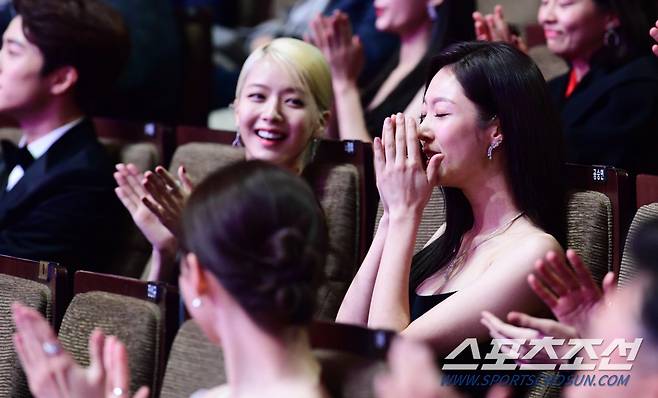 제42회 청룡영화상 시상식이 26일 서울 여의도 KBS홀에서 열렸다. 신인여우상을 수상한 공승연이 무대를 향하고 있다. 여의도=최문영 기자 deer@sportschosun.com /2021.11.26/