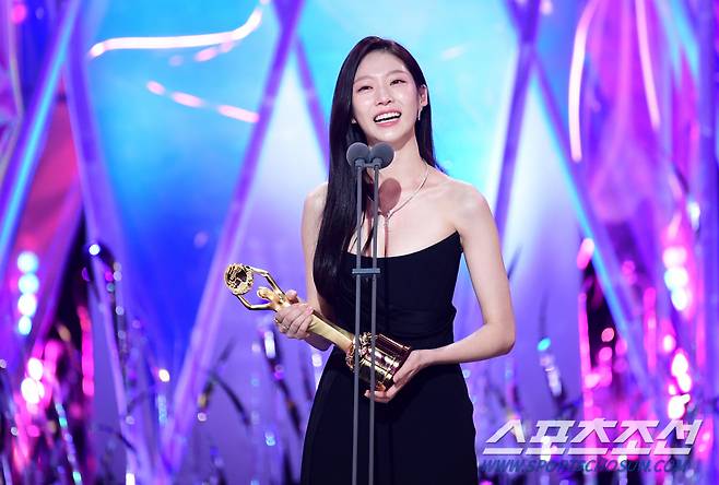 제42회 청룡영화상 시상식이 26일 서울 여의도 KBS홀에서 열렸다. 신인여우상을 수상한 공승연이 소감을 전하고 있다. 여의도=송정헌 기자 songs@sportschosun.com/2021.11.26/