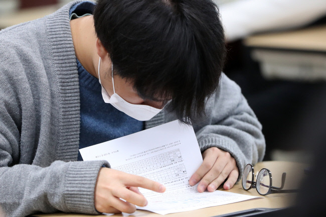 10일 강원 춘천고등학교에서 3학년 학생들이 2022학년도 대학 수학능력시험 성적표를 확인하고 있다. 연합뉴스