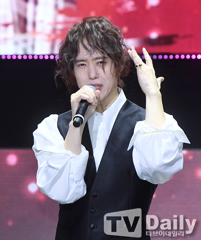 Controversy over Singer Amount date (53) has been continuing.According to the music industry, a netizen who claims to be a fan of Amount date recently filed a complaint with the Military Manpower Administration regarding allegations of Amount date military service avoidance.The netizen claimed that Amount Date had renewed his visa every six months of the 1990s, when he was subject to South Korea military service, and was working as a singer in Korea, but he deliberately avoided military service by leaving United States of America without giving up his United States of America nationality.According to the Justice Department notice, Amount date stayed in United States of America in the 1980s and acquired United States of America citizenship, becoming a United States of America and South Korea dual national.Amount date then reported the loss of South Korea nationality in 1990.The following year, Amount date, which debuted as a singer in Korea with his first album Winter Wanderers in 1991, was approved to restore South Korea nationality on January 26, 1993 and stayed in Korea.But in the same year, he gave up his South Korea nationality again, and canceled scheduled performances.The industry weighs in on the fact that Amount dates abandonment of South Korean nationality and exemption from mandatory enlistment will not be a legal issue.However, it seems difficult to avoid criticism if it acts against the national sentiment, as in the case of Yoo Seung-jun (44 and Steve Seung-jun Yu).In conjunction with this, the remarks made by the United States of America departure from JTBC Sugar Man, a broadcast program that Amount date helped to recover in the past, are being illuminated together.As of December 2019, Amount date said, When I entered Korea as a United States of America, I came in with a 10-year visa.That was the visa, which required a check stamp every six months, and when I went to get it, someone at the immigration office said, I dont like having someone like you in Korea.I told him that while I was here, I would never take this stamp, and you would have to leave Korea. If the departure for the purpose of avoiding military service is correct, it is pointed out that such a statement is also false.Amount date claims that it has returned to United States of America because it thinks it failed to act as a singer in Korea, not because of military problems.He also claimed that the visa period error was an error in memory.In addition, Amount date continues to argue that there are forces to prevent its activities, suggesting legal responses to false facts.But the latest situation in the Amount date is not so good.In addition to suspicions of military service avoidance, Amount date is surrounded by various suspicions such as suspicion of illegal illegal use of copyright fees, suspicion of illegal operation of a single agency, tax evasion and violation of consumer protection law.While they generally claim to be unjust, they have not made clear any explanations for some of them, and some of the charges or complaints have been filed are under investigation.Ammount date is planning a solo fan meeting on January 8 next year. Even though the rumor continues, there was no reversal of the fan meeting.It may be a choice to maintain trust with fans who continue to support frequent controversy, but the gaze is not good.In any case, it is pointed out that it is necessary to crack down on the surroundings and resolve the suspicions raised rather than to enforce the profit-making fan meeting.