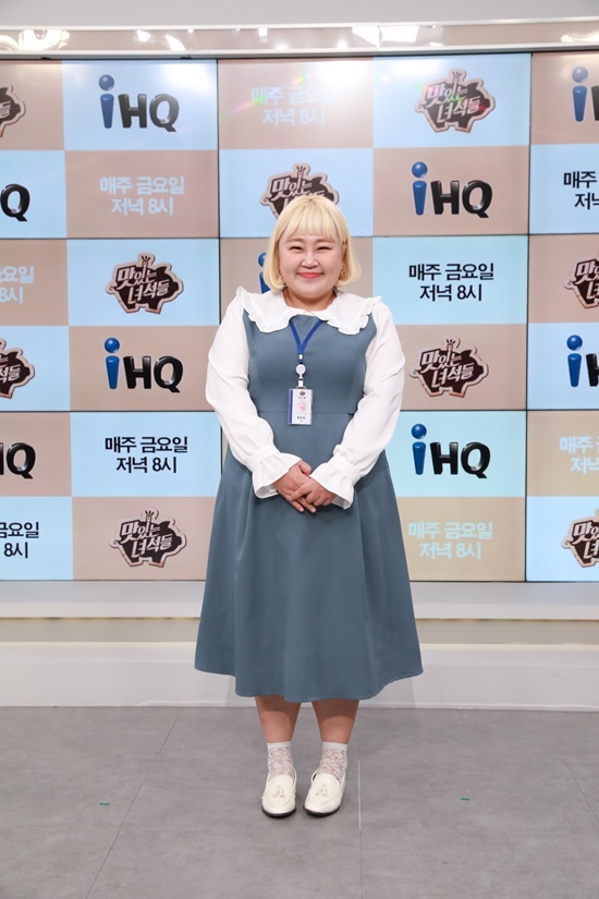 Seoul = = Delicious Guys can succeed in TV viewer ratings rebound after joining Hong Yoon Hwa, Kim Tae-won?The Delicious Guys, which was first broadcast in 2015, was loved by the kindly advanced Mukbang program of the taste-conscious people.However, after Kim Joon-hyun got off this year, he went on to become a three-person system, and TV viewer ratings fell and he was slowed down.The crew decided to join the new taste Hong Yoon Hwa and Kim Tae-won.This PD had a lot of trouble to change as Kim Joon-hyun fell out and became a three-member system.I really had a lot of troubles (before joining a new member), he said. What if I changed it, what if I did the picture that five people tried, I also discussed it with the existing members, he said, explaining the reason for the change in the system.Hong Yoon Hwa and Kim Tae-won have a sincere and knowledge of food, he said.Hong Yoon Hwa said he felt like joining the program. I feel like Im going to school. I feel burdened even if I want to do well.My husband Kim Min-ki liked to join the delicious guys, and he liked to reduce the food cost.Kim Tae-won said, I was lying down and received a phone call, but I was as happy as when I passed the bond test. I did not tell my parents because I asked them to keep it secret for three weeks, but it was too hard.I also cheered a lot except for one of my friends, he said. Kim Soo-young was struggling to tell me why he did not come in.The members gathered their mouths and cited Kim Tae-won as a dark horse flavor.Mun Se-yun praised Kim Tae-won for his great knowledge of food, and Yu Minsang said, Kim Tae-won eats really well.Kim Tae-won said, Yu Minsang is a rival of Mukbang and laughed because he said, There is more to shed than to eat. The existing members conveyed the atmosphere after joining the new members. Mun Se-yun said Hong Yoon Hwa and Kim Min-kyung were taking care of each other.So Hong Yoon Hwa said, Min Kyung sister and I often take care of each other. Mun Se-yun laughed, saying, I thought we were playing each other and fighting.Kim Min-kyung said, I feel good because the bright energy comes in. The brightness of Yoonhwa brightens the atmosphere. Mun Se-yun said, Yoonhwa is an atmosphere maker.Also, the existing members showed their affection for delicious guys. Mun Se-yun asked if there was any complaint about the program. Delicious guys is a program that gave birth to me.I think that it is a betrayal, he said. But there are times when the number of people is reinforced and the valve is placed at the table of four people.This PD recently said that the delicious guys TV viewer ratings have been lowered, saying, I think there may have been various causes, although Kim Joon-hyun has been affected.So the new member came in, he said. The goal is to raise TV viewer ratings well. In the meantime, if it exceeds 1%, it will give a gold pig to the members as a gift.Meanwhile, Delicious Guys, joined by new members Hong Yoon Hwa and Kim Tae-won, will take off the veil at 8 pm on the 31st.