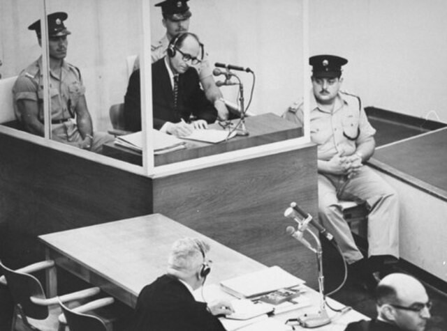 2차 세계대전 이후 전범재판을 받고 있는 아돌프 아이히만(1961). 위키미디어
