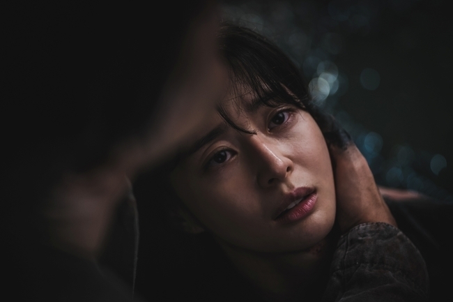 Lee Jin-wook, Kwon Nara and Lee Joon are appearing as different Irreplaceable You Sals, which is stimulating interest.In the TVN Saturday drama Irreplaceable You Sal (playplay by Kwon So-ra, Seo Jae-won/director Jang Young-woo/production studio dragon, showrunners), there is a reversal that there were two Irreplaceable You Sals who thought they were the only ones, adding to the interest.To date, it has been revealed that there was an Irreplaceable You Sal GLOW (Kwon Nara Boone) 600 years ago and there was an Irreplaceable You Sal Ode (Lee Joon Boone) longer than that.And then Irreplaceable You Sal GLOW took the soul of Lee Jin-wook and became a human being, and the new Irreplaceable You Sal became a situation.At that time, the whereabouts of Ok Tae were not revealed, and Irreplaceable Yousal GLOW first appeared to save the life of a young child who was persecuted as a child cursed by Irreplaceable Yousal.However, Dan-hwal tried to kill Irreplaceable You Sal to cut the curse, and Irreplaceable You Sal GLOW first put a knife in his back.Then, on a knife, Danhwals Gokok (Hon) moved to GLOW, creating another karma.Irreplaceable You Sal GLOW became a human being and Dead Again, and the human being was chased to revenge each other in the reversed fate of being Irreplaceable You Sal.In particular, when Dan-hwal resented, Why did you kill my innocent wife and son? Irreplaceable Yousal GLOW also said meaningful words You did it, and it is giving rise to various speculations about where their relationship would have started.Also in modern times, the soul of Dan-hwal in Min Sang-woon, the Dead Again of Irreplaceable Yousal GLOW, is putting her in danger by attracting Dead Agains of the precious things he killed in the past.Especially, for some reason, 15 years ago, she tried to get rid of Min Sang-woon, but failed to find her again and gave her a breathtaking tension.