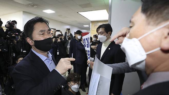국민의힘 의총에서 김진욱 공수처장이 발언한 것에 항의하는 김종민 민주당 의원(왼쪽)