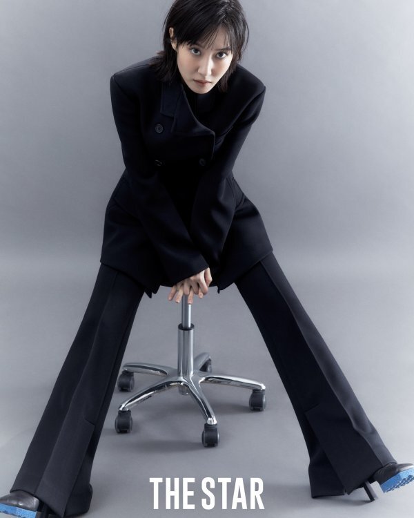 In this photo released through the January issue of Fashion Magazine The Star, Park Eun-bin showed off his intense presence under the theme of KING VS QUEEN.Park Eun-bin in the photo showed a reversal charm that had not been shown in the past, crossing the king and queen, wearing a tiara, watching a camera, or posing in a manic suit.Park Eun-bins picture is also the first cover of his life and the 100th issue of The Star.In an interview after the photo shoot, Park Eun-bin said, Thank you for choosing me. I am the first cover, but I am so glad to have a glorious title of 100.Park Eun-bin, who successfully completed KBS2 Drama The Kings Affair.I was convinced that it would be a precious work that I would never have again from the time I decided to appear.I am happy and grateful to have received a lot of love.  I wanted my character Hwi to be just one person regardless of gender.I have done my best and have no regrets because I have not been able to play the role of King Sezawa, he said.When asked about the criteria for choosing works to Park Eun-bin, who grew up as a Drama box office queen, he said, I want to do works that I can do and do my best.I want to experience many people, he said. I have to think about many things, but eventually I will do what my mind tells me. Asked what Acting is, Park Eun-bin said, The process of sublimation. The passage seems to be Acting.I feel that I can not do it as a human park Eun-bin, so I feel more fun and free when I act. Acting is my way of communicating.Of course, it takes away energy, but it repeats the process of refilling and emptying energy through Acting. Also, about the usual daily life, Rutin is home, filming, and home again.I cant live without being a housekeeper, he said, smiling, and working outside is not frustrating, but its very important and necessary.Finally, he said, I am really happy now, I am doing well without being sad. I hope that everyone will be healthy and happy in 2022.A candid interview with a fashion picture featuring Park Eun-bins charisma can be found in the January issue of The Star.