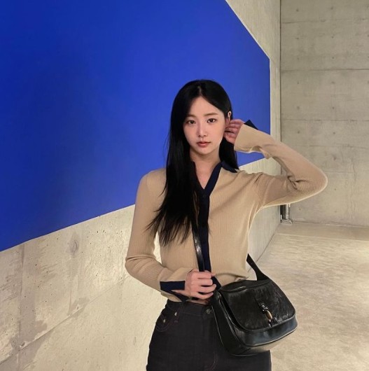 Yeon Woo from the group Momo boasts a pure beauty.On the 29th, Yeon Woo posted a picture on his instagram without any phrase.Yeon Woo in the photo is posing in a wide space and taking pictures.Yeon Woo, who was staring at the camera with his expressionless expression, bowed his head and smiled softly and gave fans a heartbeat.Meanwhile, Yeon Woo appeared on KBS2 Drama Dari and Potato Tang which recently ended.Run and Potato Tang is Ignorance - Ignorance - Muhak 3 There is no one but one life is Casualism man and Bon-to-Bui-ti, but it is Art romance that narrows the gap between each other through the medium of the museum.
