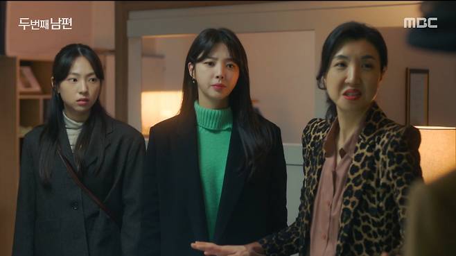 Su-Won Ji found his own daughter who he missed so much.In MBCs daily drama The Second Husband, which was broadcast on the afternoon of the 30th, Su-Won Ji learned that Bong Sun-hwa (Hyun-kyung Uhm) is her own daughter.On that day, socks (Choi Ji-yeon) and Park Haeng-sil (Kim Sung-hee) fainted due to the shock of real estate fraud.The contact was alarmed by the mothers statement that Moon Sang-hyuk (Han Ki-woong) and Yoon Jae-kyung (Oh Seung-ah) who received the message came running and used the bonds as collateral for the apartment.Ju Hae-ran was angry at Bong Seon-hwa at Hwang Geum-deoks Highness where he said, Why do you stand when I go? Did you follow me? How do you know?The director is preparing to misunderstood me, I came to see a friend, Sunhwa said, but Haran did not even think to hear it.While the two of them were nervous, Kim Duk wondered that the seafarers who were looking for Kim Young-dal were Daekuk and Samo.I was worried about my daughter who would work like a sunflower under the gold.The financial affairs tracked Sharons whereabouts while he was absent, and Sanghyuk quickly informed the Sunhwa of the danger; the visual sunhwa was meeting with the Sun with the help of Jaemin (Tea in the garden).Shenhua, as well as Jung Bok-sun (Kim Hee-jung), expressed affection by looking at the sun fondly.An old notebook was found in Toyota, the suns burning toy. It was a relic of a sunflower grandmother.Haran thought strangely about the actions of the financial affairs that he took, saying, My notebook belongs to my mother.The financial officer secretly checked the contents of the notebook and tore it up. The witness, who witnessed it, woke up late at night and collected the notebook that the financial officer secretly threw out.I called the helper aunt and talked about the lost notebook, so it is a sure notebook of Sunhwa.Haran could not speak after checking the contents of the torn notebook, which was written as Sunhwas daughter shining.In addition, I was able to confirm how Shimo became Miunderstood and how her daughter Sunhwa was left in her hands.What the hell is going on? Is Bong Sun-hwa shining? I can not do that? Haran, who denied, soon said, Bong Sun-hwa is my daughter.