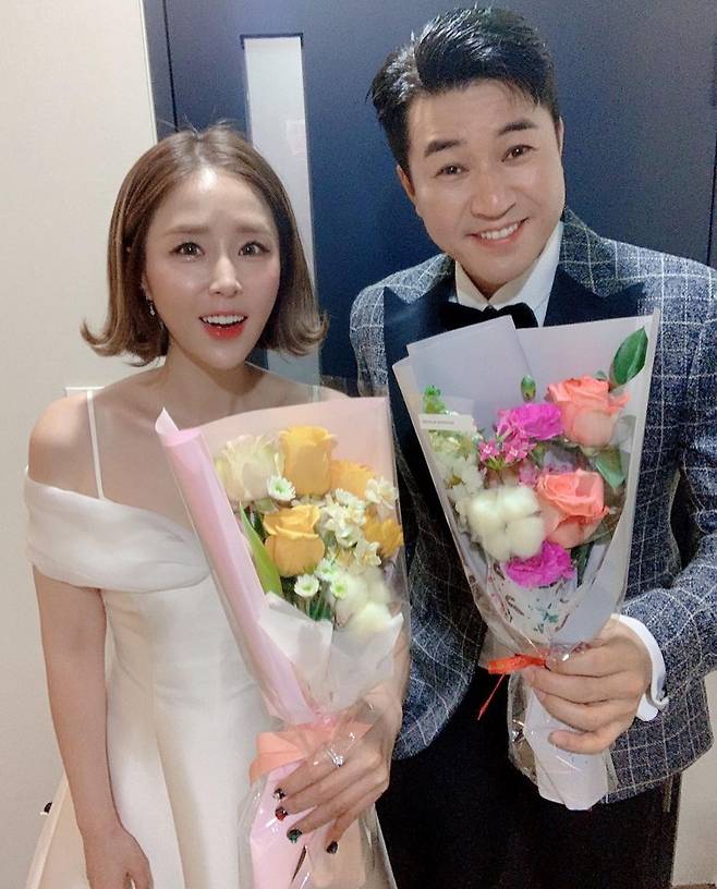 Shin Ji posted a picture on his 30th day with his article Congratulations on the popularity of the leader following my radio Rookie award ~ This is the first time that two people won the entertainment award together # Koyote # Kim Jong-min # Shin Ji # Forever # Thank you.In the open photo, Shin Ji stands side by side with Kim Jong-min and leaves a certification shot with a bouquet of flowers.Shin Ji and Kim Jong-min won the Rookie Award and the Popular Award at the 2021 MBC Entertainment Awards held on the 29th.The pair pose in tuxedos and dresses, respectively, with still warm two shots of Koyote bringing the smiles of the viewers.On the other hand, Shin Ji is working on MBC standard FM Jeong Jun-ha, Shin Jis a single bungle show with Jin Jun-ha.Photo: Shin Ji Instagram