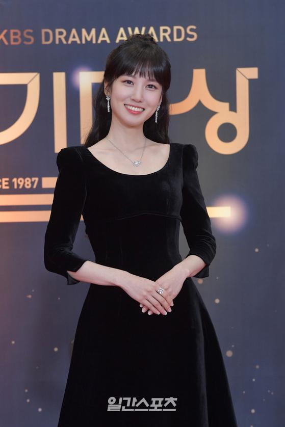 Actor Park Eun-bin poses on the red carpet of 2021 KBS Acting Grand Prize held at KBS in Yeouido, Seoul on the night of the 31st.