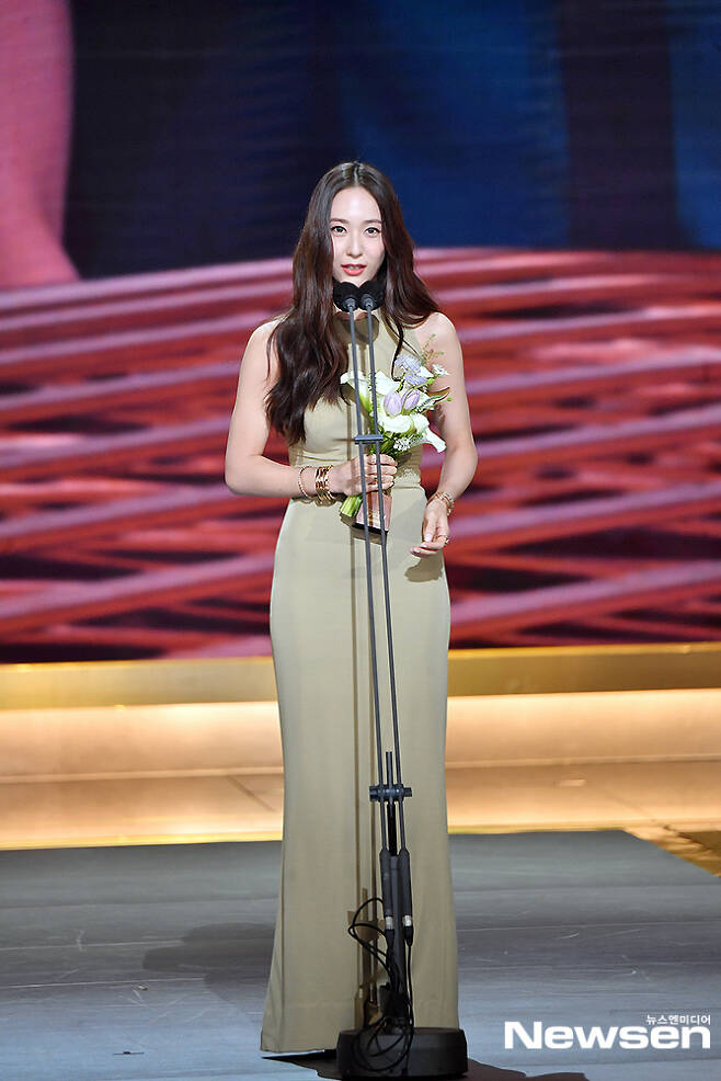 Actor Jung Soo-jung is receiving a rookie actress award at the 2021 KBS Acting Awards, which was held online on the afternoon of December 31st. (Providing photos = KBS)