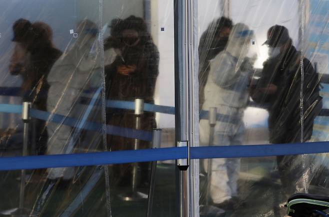 22일 저녁 서울 시내 한 음식점 입구에 코로나피해자영업총연합(코자총) 회원들이 제작한 '정치인 출입 금지' 안내문이 부착되어 있다. ⓒ 연합뉴스