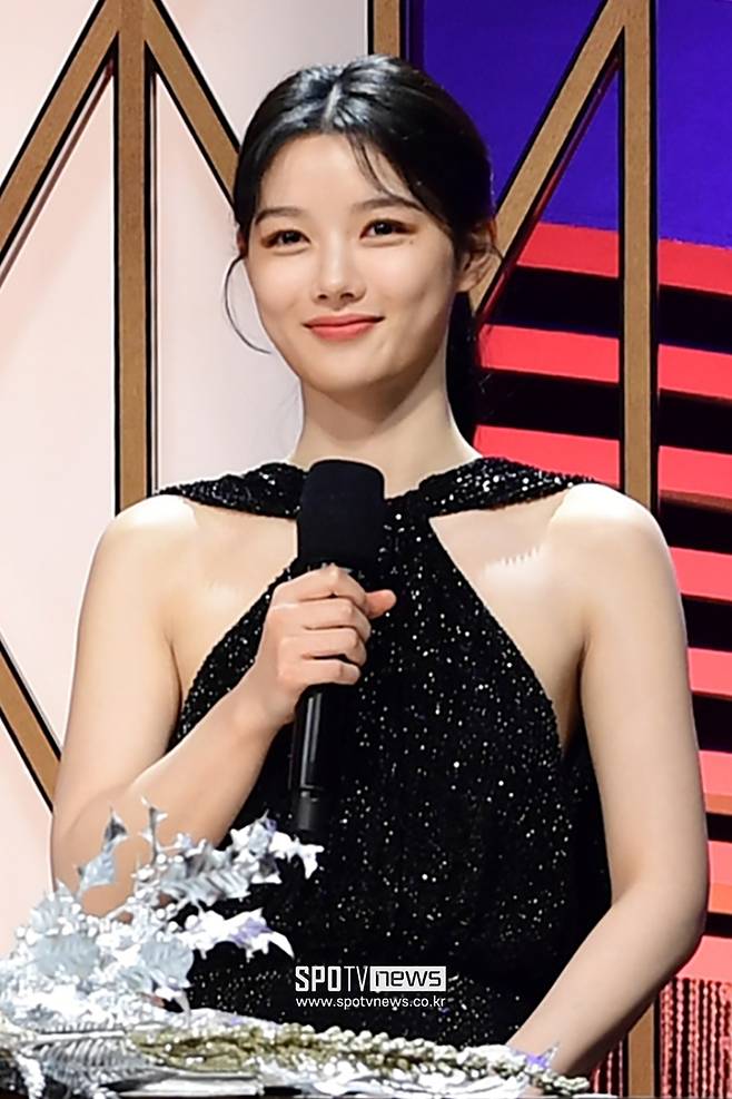 2021 SBS Acting Grand Prize was held at SBS prism tower in Sangam-dong, Mapo-gu, Seoul on the afternoon of the 31st. Actor Kim Yoo-jung is watching the society.Photo: SBS Offer