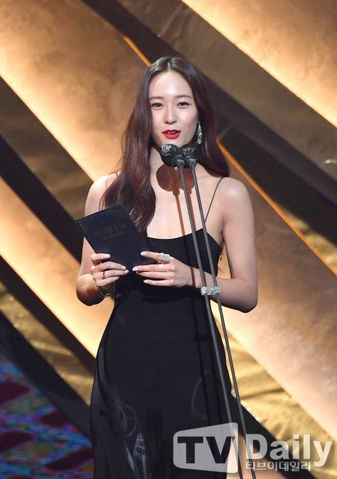 The awards ceremony for 2021 KBS Acting Grand Prize was held at KBS, Yeouido, Seoul on the evening of the 31st.Jung Soo-jung, who attended the awards ceremony on the day, is talking about the award.