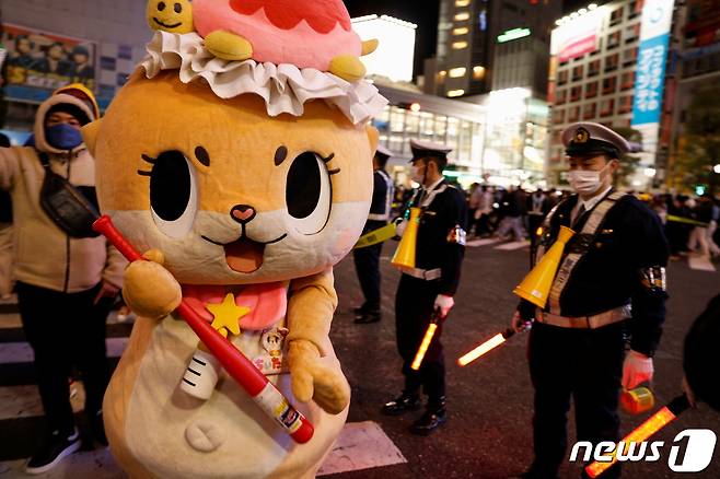 일본 도쿄 시부야의 새해 맞이 모습. 코로나19 팬데믹으로 카운트다운 행사는 취소됐다. © 로이터=뉴스1 © News1 최서윤 기자