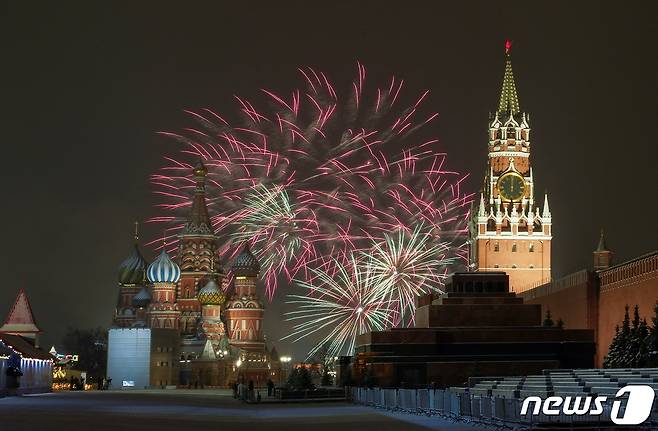 러시아 모스크바에서 2022년 1월 1일 신년맞이 행사가 열린 가운데 크렘린궁과 상트 바실 성당 위 상공 위로 불꽃이 퍼지는 모습. © 로이터=뉴스1 © News1 최서윤 기자