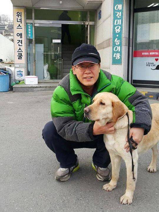 2015년 3월 이재명 당시 성남시장이 '행복이'와 함께 찍은 사진. /페이스북 캡처