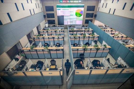 서울경찰청의 112 종합상황실이 2020년 3월 1일 코로나19 확진자 발생 시 업무 공백을 최소화하기 위해 높이 2m짜리 칸막이를 설치해 4구역으로 나누어 업무를 보고 있다. 연합뉴스