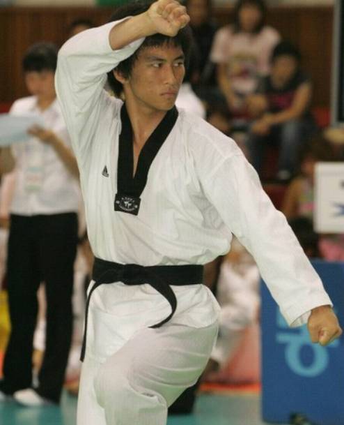 태권도 유단자가 금강 품새를 시범동작으로 선보이고 있다.