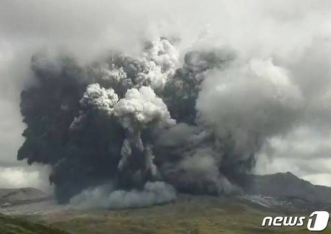 (구마모토 AFP=뉴스1) 우동명 기자 = 20일(현지시간) 일본 규슈섬 구마모토에 있는 활화산인 아소산이 분화해 화산재가 3500m까지 분출되고 있다.  2021.10.20 (C) AFP=뉴스1
