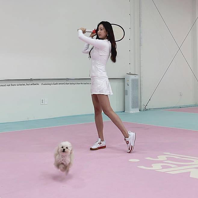 Kim Sa-rang posted a picture on his instagram on the 1st of the year with the article What are you doing on the first day of the new year?  Happy New Year and healthy! Children and tennis.In the photo, Kim Sa-rang is working out at the tennis court. Kim Sa-rang, who is wearing a white tennis look and exercising since the first day of the new year, attracts attention.Also, the appearance of a dog with a pet was caught next to Kim Sa-rang, drawing attention. The lovely appearance of a dog with a pet walking around the tennis court drew a smile from viewers.On the other hand, Kim Sa-rang appeared in the TV drama Revenge last year.Photo: Kim Sa-rang Instagram