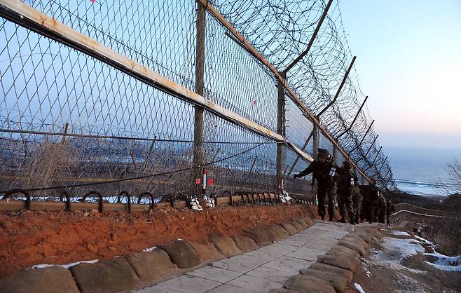 자료사진. 동부전선 강원도 고성군 22사단 병사들이 철책을 점검하고 있다./조선일보 DB