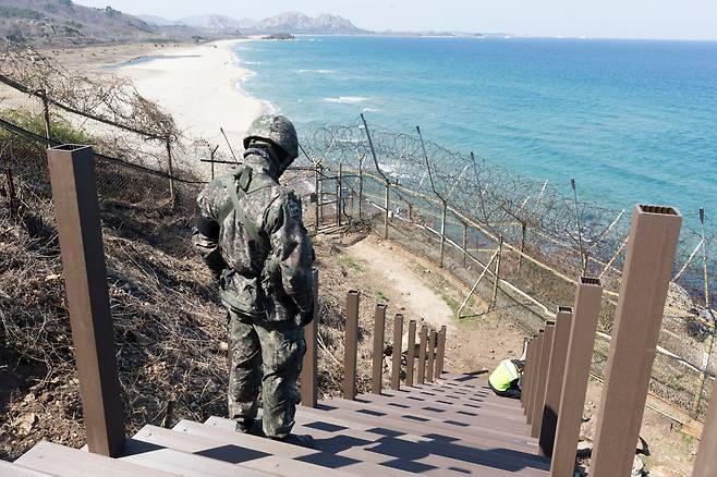 2019년 4월 3일 강원도 고성 통일전망대 인근 DMZ평화둘레길 개설지역에서 막바지 공사가 진행중이다. DMZ 평화 둘레길은 해안 철책을 따라 남방한계선까지 이동 후 다시 좌측으로 금강산 전망대까지 이어진다./김지호 기자