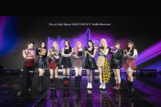 Seoul = = Group Kep1er mentioned the support of Sunmi, Espa and Huning Kai.Kep1er opened an online showcase to commemorate the release of the debut song Wadada at 5 pm on March 3.The members also talked about cheering for various senior singers; Hikaru mentioned Sunmi and said, We looked really happy and cheered to work hard.I also cheered on my Espa seniors, he said. I am standing because I think I will meet at the broadcasting station. He added, I congratulate my brother and I want to say thank you.Kep1ers debut album First Impact is an album that unravels the vast world view of Kep1er and the colorful personality of nine girls.Among them, the title song Wadada is a song that depicts the girls dignified aspirations with an energetic and lovely charm.Kep1er is a nine-member multinational girl group selected through Mnet Girls Planet 999, which last October.The Kep1er debut song was released at 6 p.m.