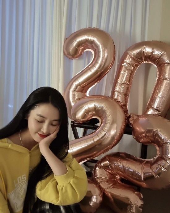 On the 3rd, Jung Yoo Mi posted a picture of a tiger-shaped emoji and a picture with the article Everyone is happy in 2022.Jung Yu-mi added, # Its already been three days # please take care of the remaining 362 days.In the photo, Jung Yoo Mi poses in casual costumes in the background of 2022 balloon.A bright smile is attractive.Jung Yu-mi is in love with singer Kangta.Kim Dae-geon will appear in the 200th anniversary film Birth.Photo: Jung Yu-mi Instagram