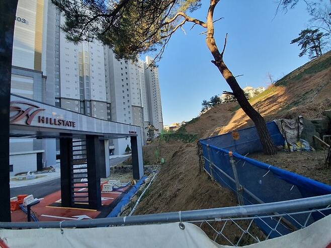 경기 용인시청 앞 1950가구 규모 ‘용인삼가2지구 뉴스테이’ 민간임대주택단지 정문 앞. 진입도로를 내어야 할 곳에 조그만 야산이 자리하고 있다.