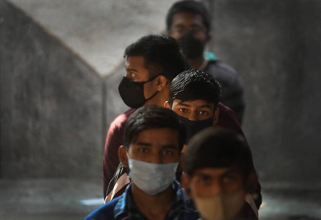 3일 인도 뉴델리에서 학생들이 코로나19 백신을 맞기 위해 줄 서 있다. 뉴델리/AP 연합뉴스