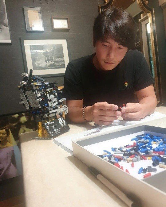 Lee Sang-woo posted an article Funny on his instagram on the 4th.In the photo released together, Lee Sang-woo is making a serious expression by concentrating on assembling Legolandland as if it is a house in a comfortable short-sleeved dress.Meanwhile, Lee Sang-woo married Actor Kim So-yeon. Lee Sang-woo is currently appearing on the TV drama Uncle.