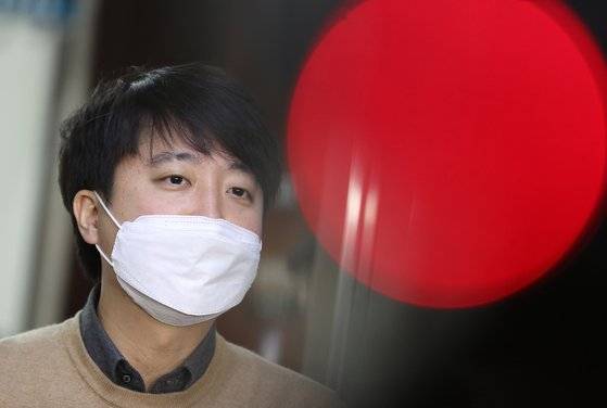 이준석 국민의힘 대표가 3일 오전 서울 여의도 국회당대표실 앞에서 취재진의 질문에 답하고 있다. 김경록 기자