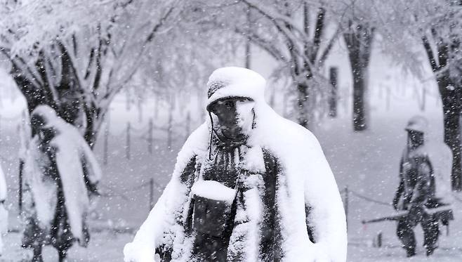 워싱턴DC 한국전 참전비의 미군 참전용사 동상들이 3일 두꺼운 눈을 뒤집어 쓰고 있다. AP=연합뉴스